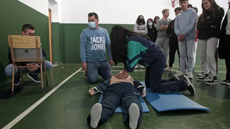 Los adolescentes también saben ayudar en caso de emergencia